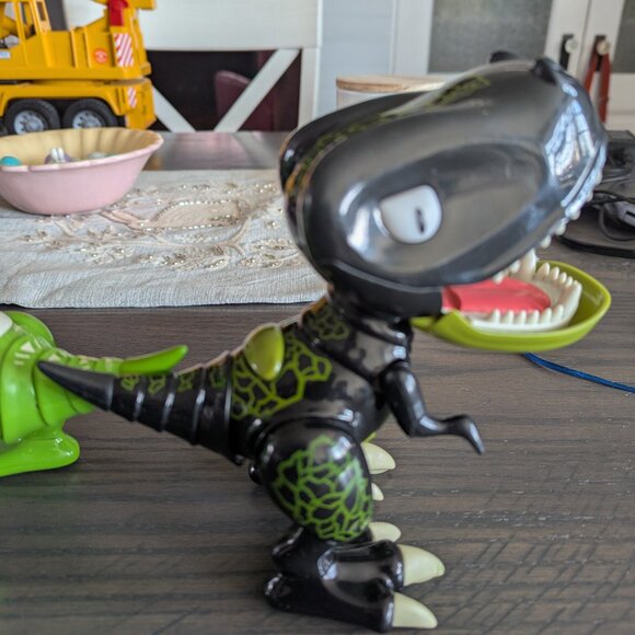 2 Zoomer Chomplingz Interactive Chomping  Dinosaur Mantis SEE VIDEO see notes - Picture 8 of 9